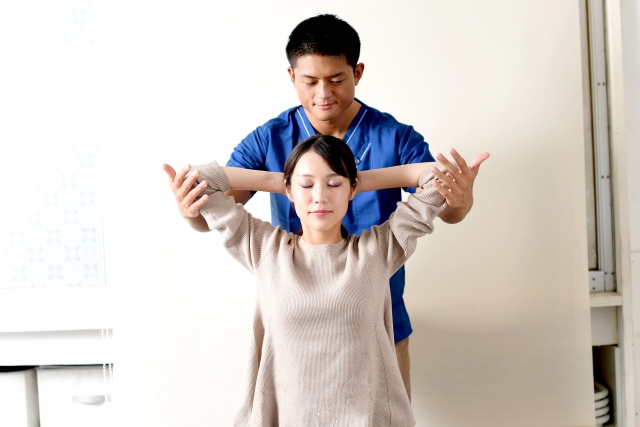 朝起きると首が痛い原因とは？ デスクワークの方に多い姿勢の問題